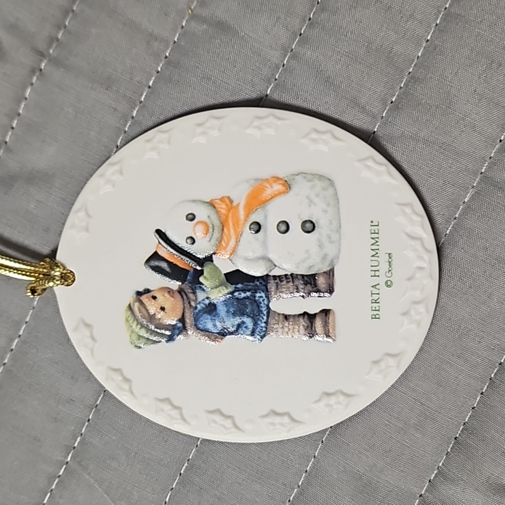 ☃️Berta Hummel ©️Goebel Oval 2002 Boy & Snowman Ornament
